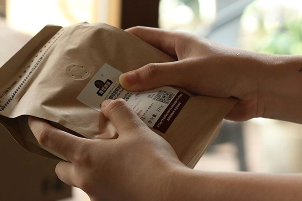 Stop squeezing the air holes in the coffee bag!